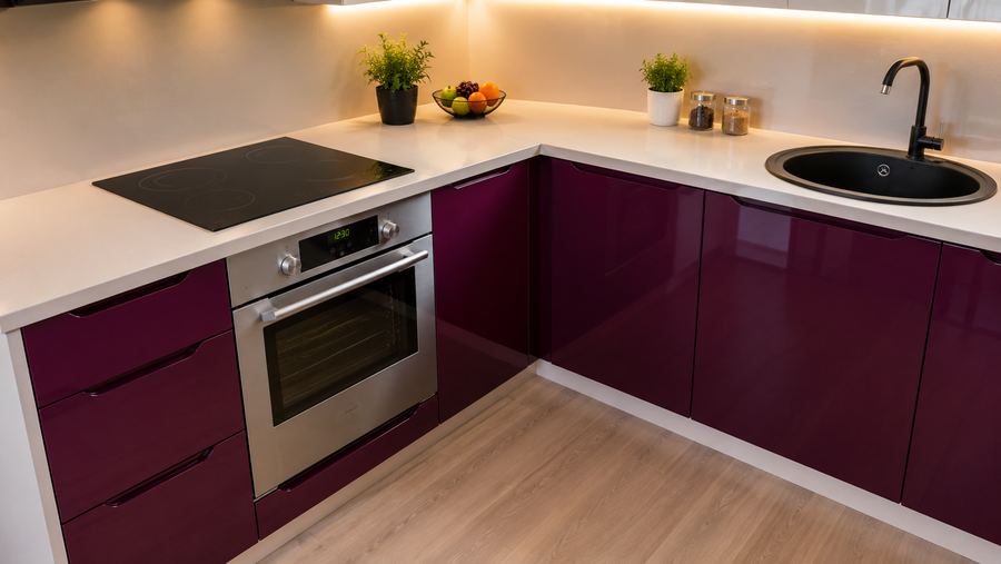 Küchenprojekt nach Maß in hellem Interieur